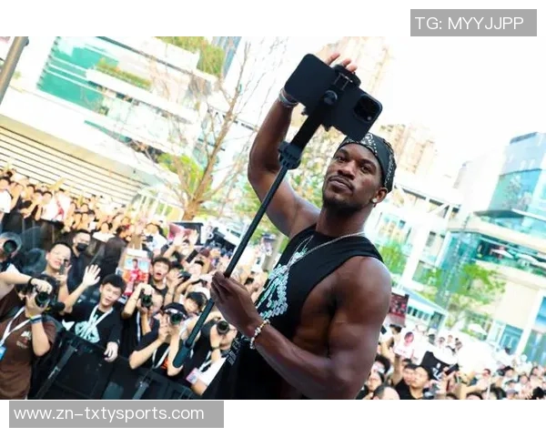 巴特勒强势突破篮下完成折叠打进并造成对手犯规精彩瞬间