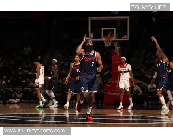 快船客场挑战国王小卡哈登卫衣亮相科林斯酷炫登机照曝光