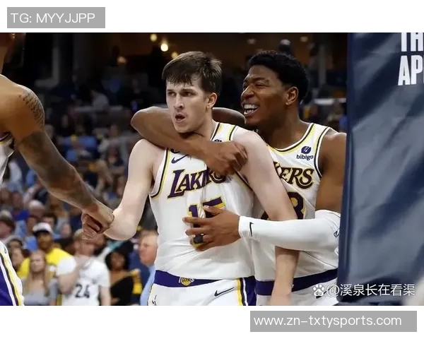 湖人训练场景曝光斯玛特紧逼八村里夫斯全力防守展现团队默契